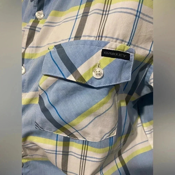 Oakley Blue Plaid Short Sleeve Button Down Shirt. Size Large - Picture 3 of 7
